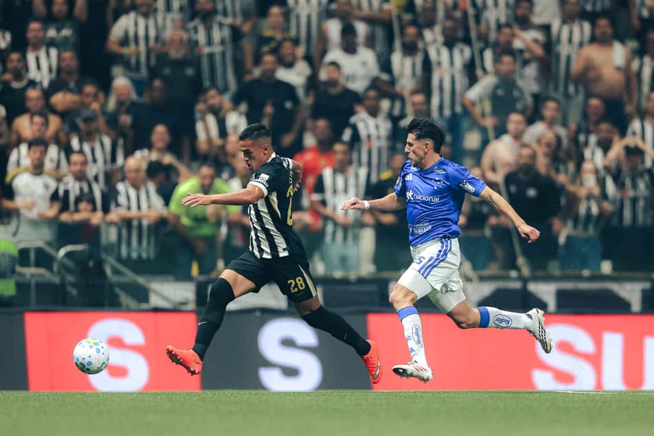 Cuello e Villalba em Atlético x Cruzeiro (Foto: Pedro Souza / Atlético)