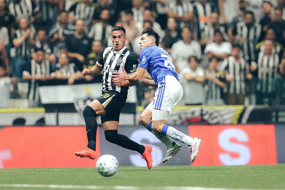 Cuello e Villalba em Atlético x Cruzeiro (Foto: Pedro Souza / Atlético)