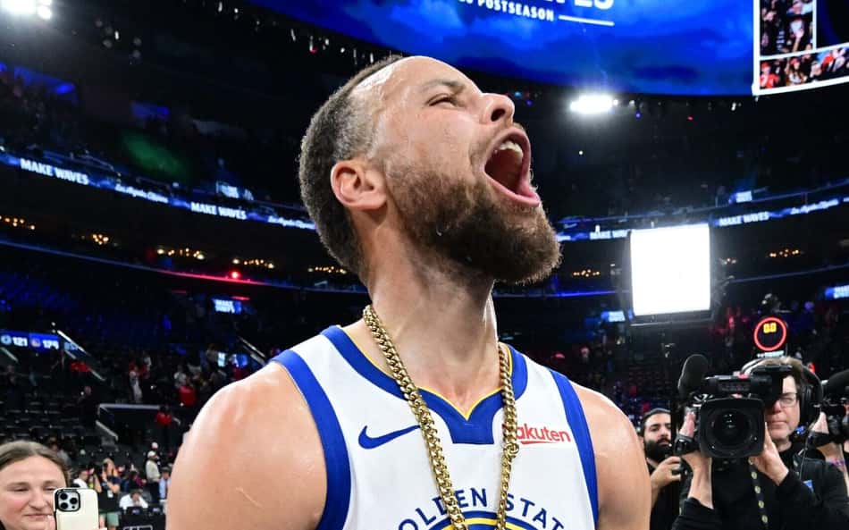 INGLEWOOD, CA - 15 de abril: Stephen Curry (#30), do Golden State Warriors, comemora após o jogo contra o LA Clippers no SoFi Play-In Tournament, em 15 de abril de 2026, no Intuit Dome, em Los Angeles, Califórnia. (Foto: Adam pantozzi/nbae/getty images via afp)