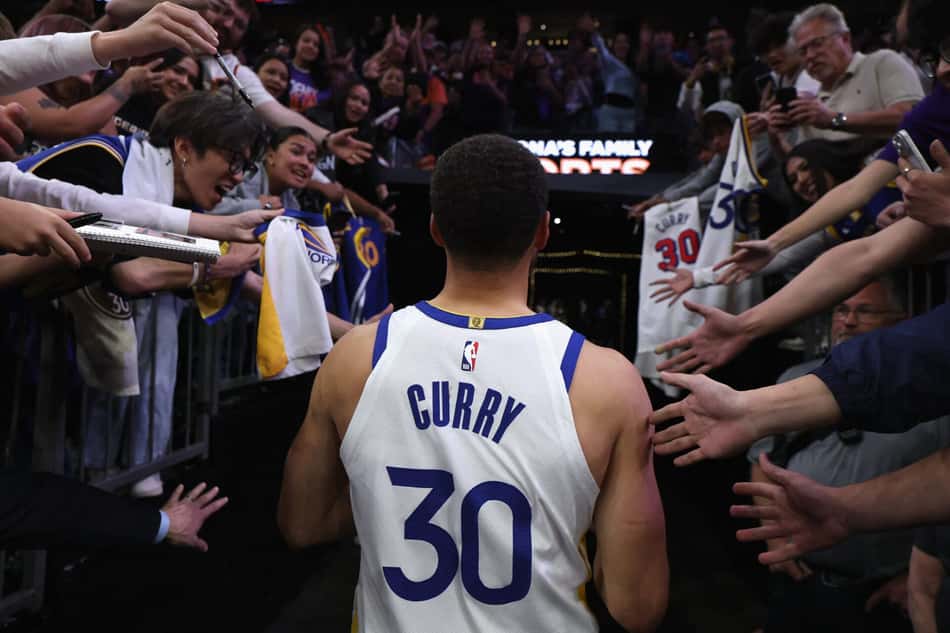 Stephen Curry deixa a quadra após derrota do Golden State Warriors para o Phoenix Suns no Play-In. (Foto: Christian Petersen/Getty Images/Afp)
