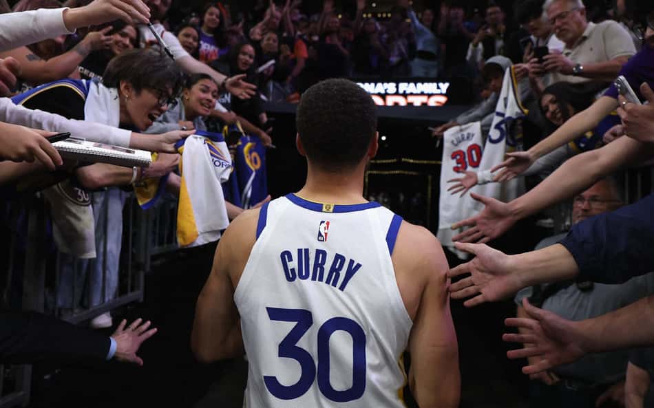 Stephen Curry deixa a quadra após derrota do Golden State Warriors para o Phoenix Suns no Play-In. (Foto: Christian Petersen/Getty Images/Afp)
