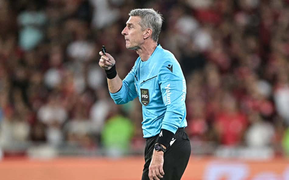 Anderson Daronco apitando de camisa azul