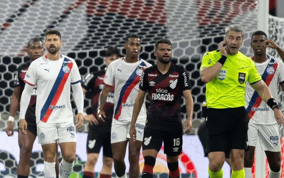 Daronco rodeado de jogadores em Athletico x Bahia