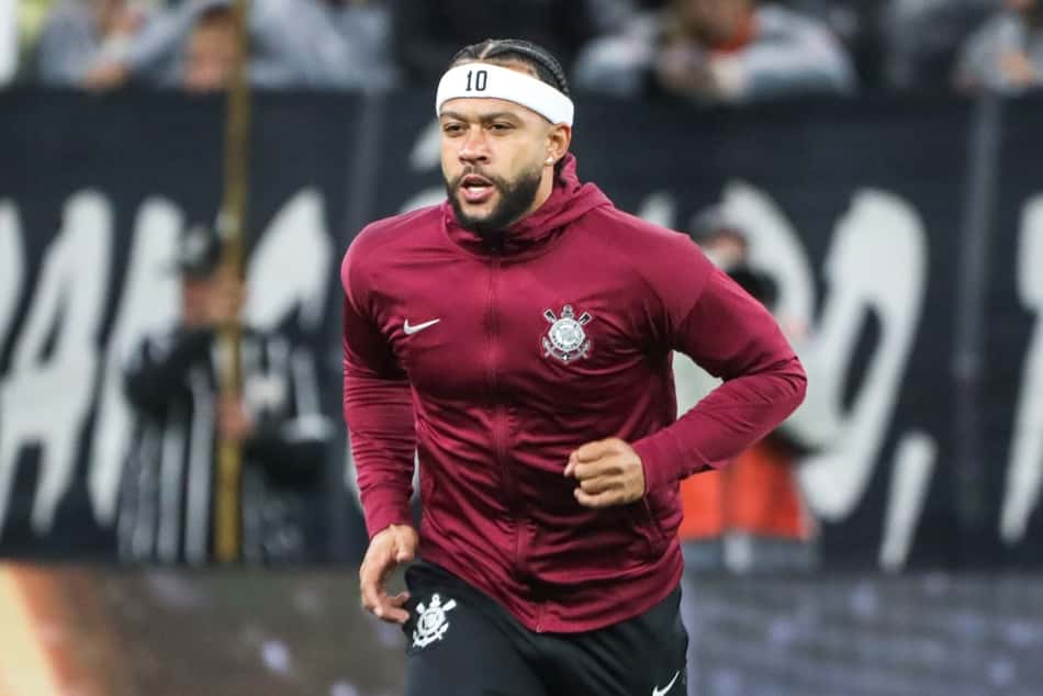 Memphis aquecendo com agasalho do Corinthians