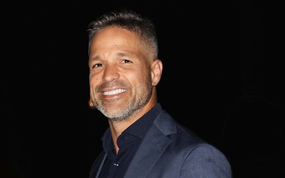Diego Ribas de terno