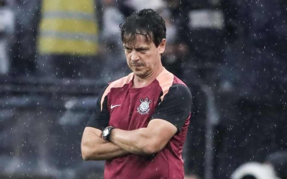 Fernando Diniz de braços cruzados com a camisa do Corinthians