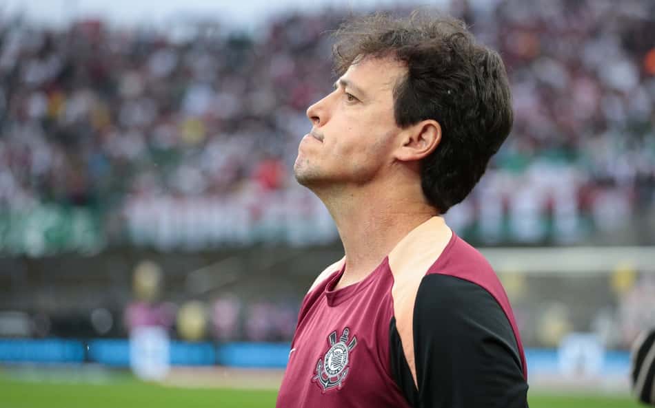 Fernando Diniz olhando para cima com a camisa do Corinthians