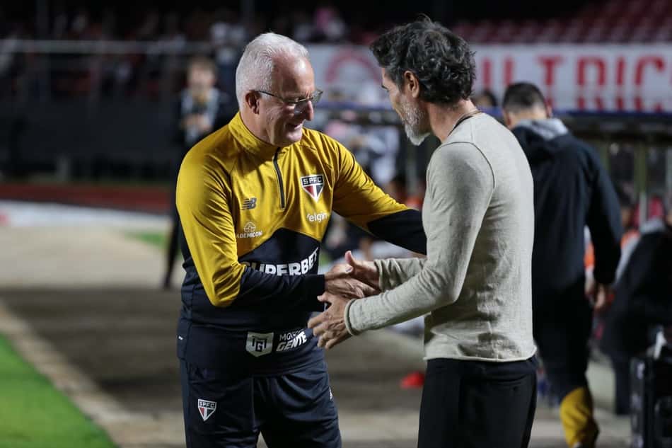 Dorival Jr e Eduardo Domínguez se cumprimentando