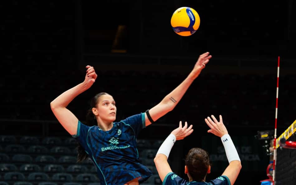 Luzia ataca em treino da Seleção Brasileira feminina de vôlei na véspera da estreia do Sul-Americano
