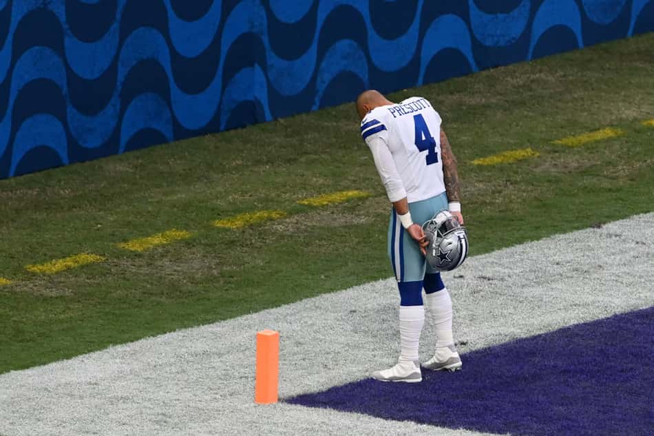 Dak Prescott em ação no NFL Rio Game entre Dallas Cowboys e Baltimore Ravens