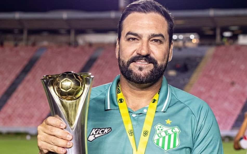 Danilo comemora a conquista do título pelo Uberlândia em 2026