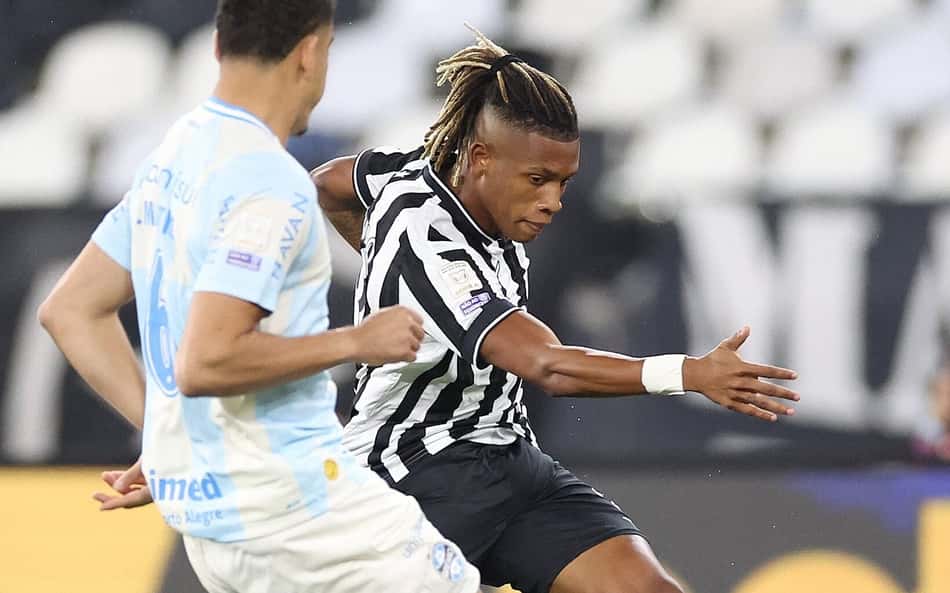 Danilo abre o placar para o Botafogo, contra o Grêmio, pelo Campeonato Brasileiro