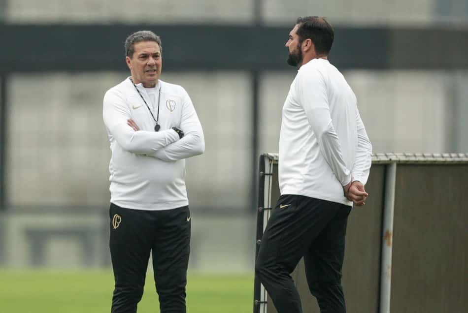 Danilo e Luxemburgo em trabalho no Corinthians
