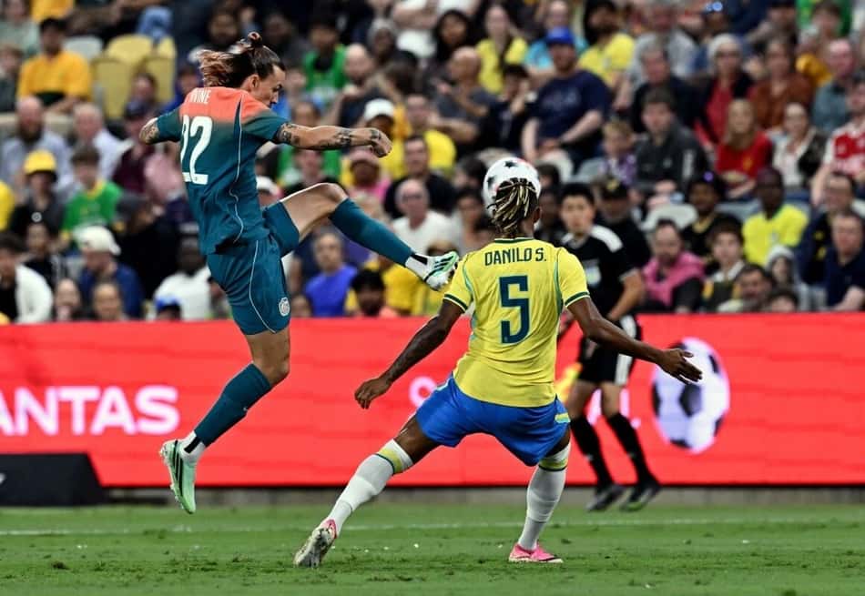 Danilo marca um jogador da Austrália no amistoso