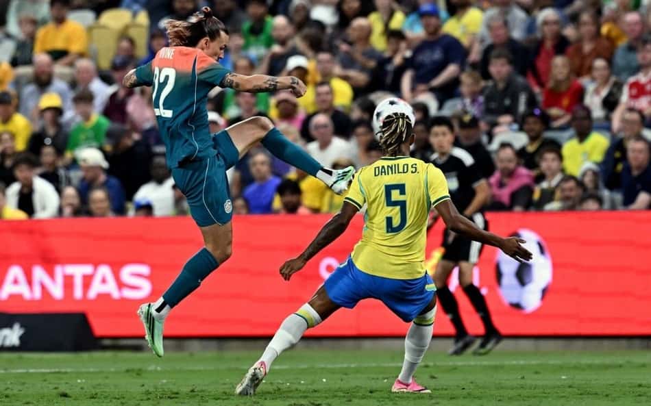 Danilo marca um jogador da Austrália no amistoso