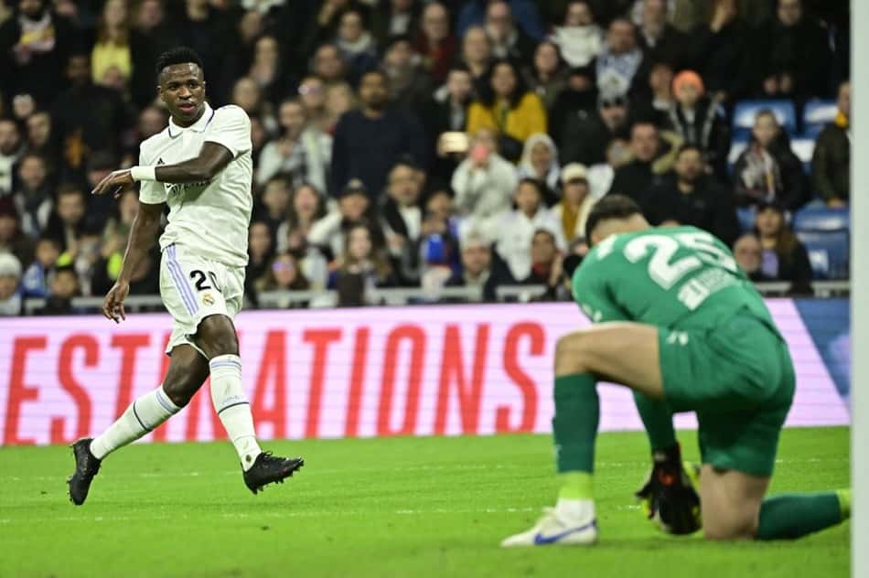 De chuteira preta, Vini Jr finaliza em jogo entre Real Madrid e Valencia