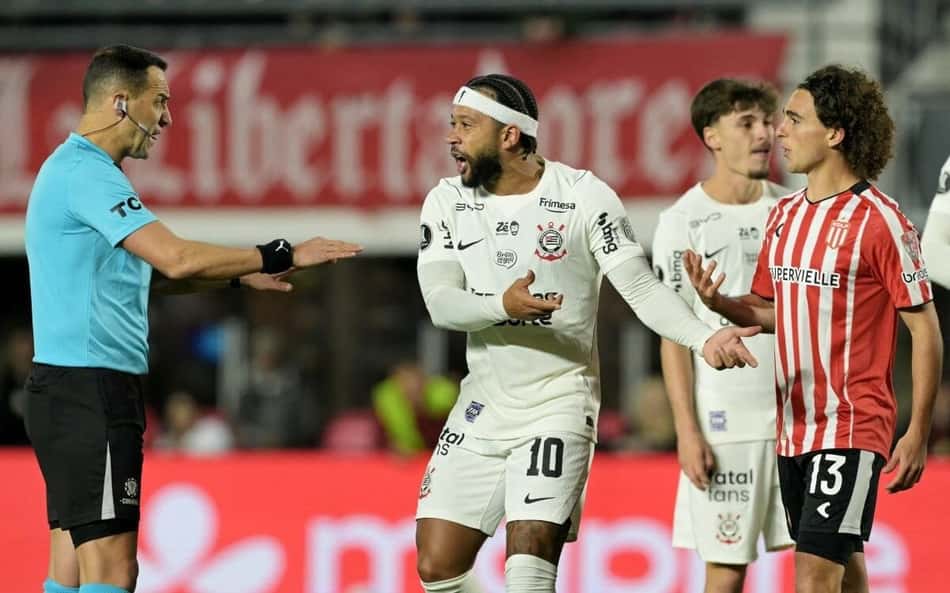 Memphis Depay em ação durante Estudiantes e Corinthians, pela Libertadores