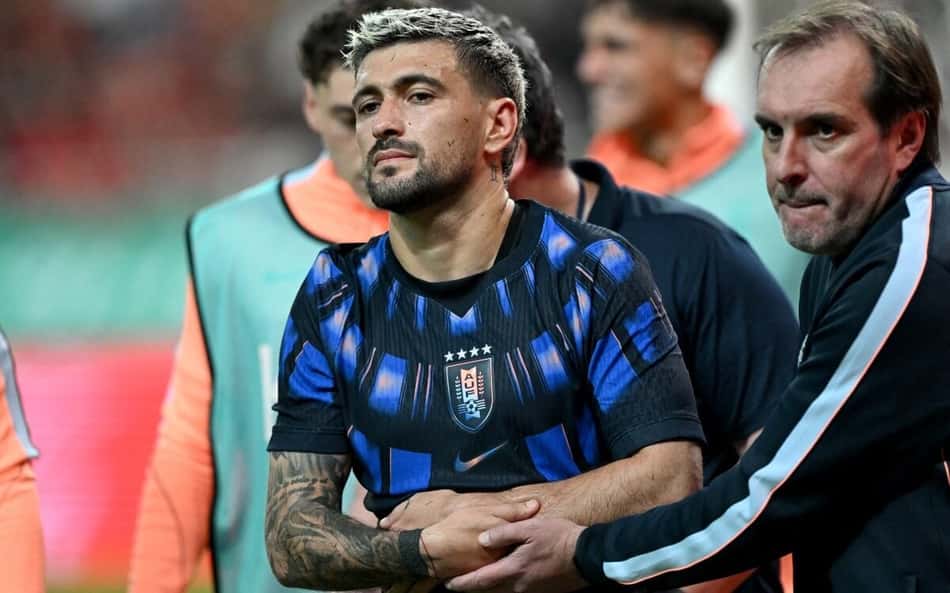 Desolado, Arrascaeta deixa o gramado após fraturar o punho em vitória do Uruguai