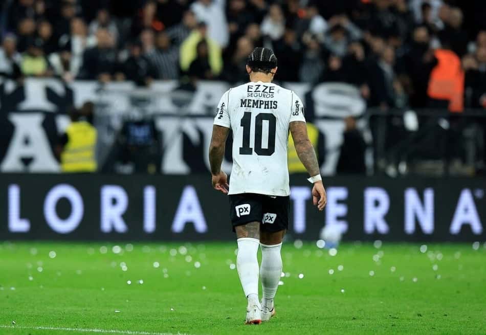 Desolado, Memphis Depay deixa o gramado após a eliminação do Corinthians