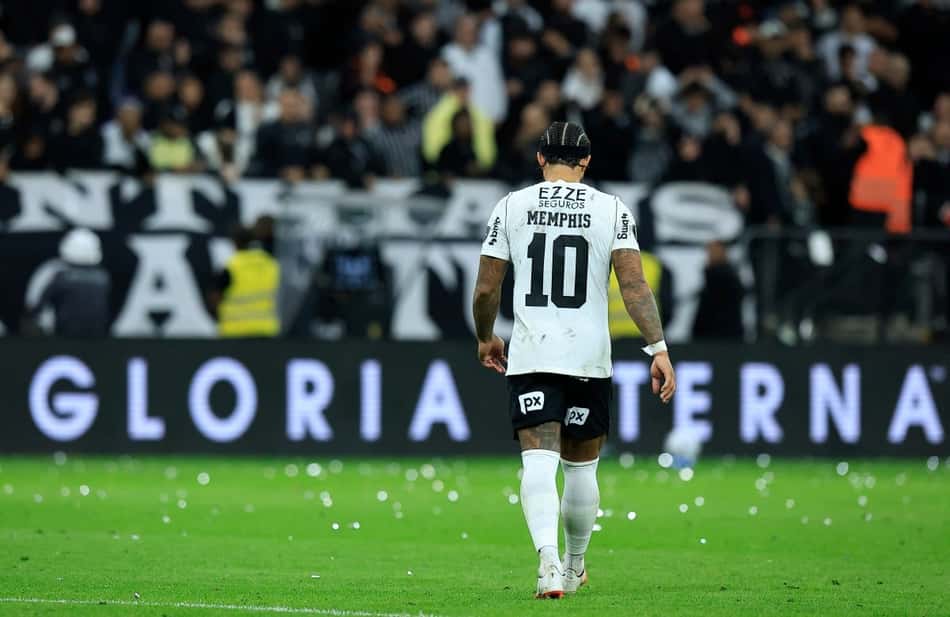 Desolado, Memphis Depay deixa o gramado após a eliminação do Corinthians