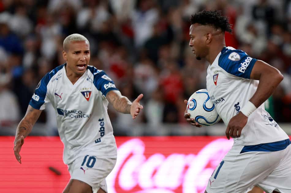Deyverson correndo comemorando gol pela LDU