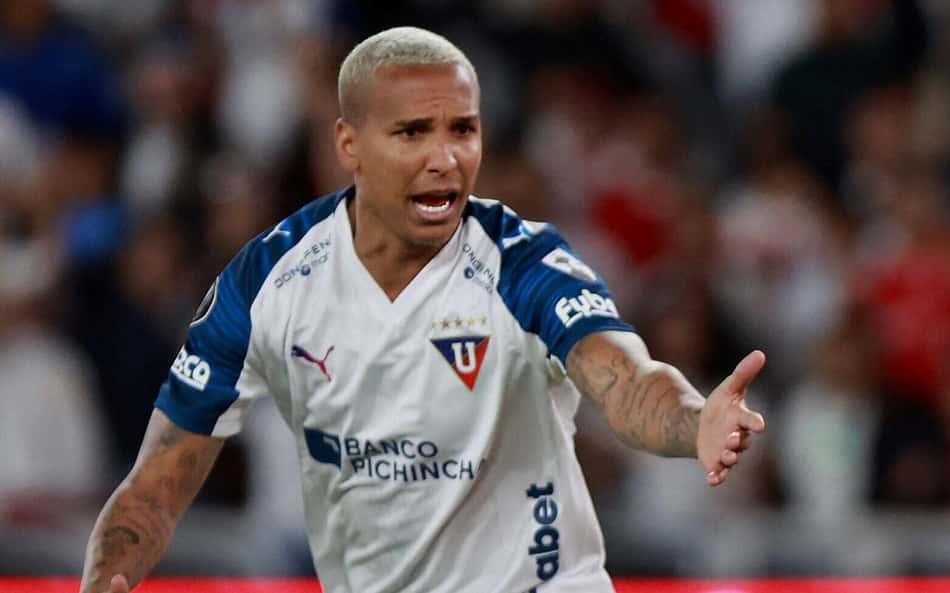 Deyverson correndo comemorando gol pela LDU