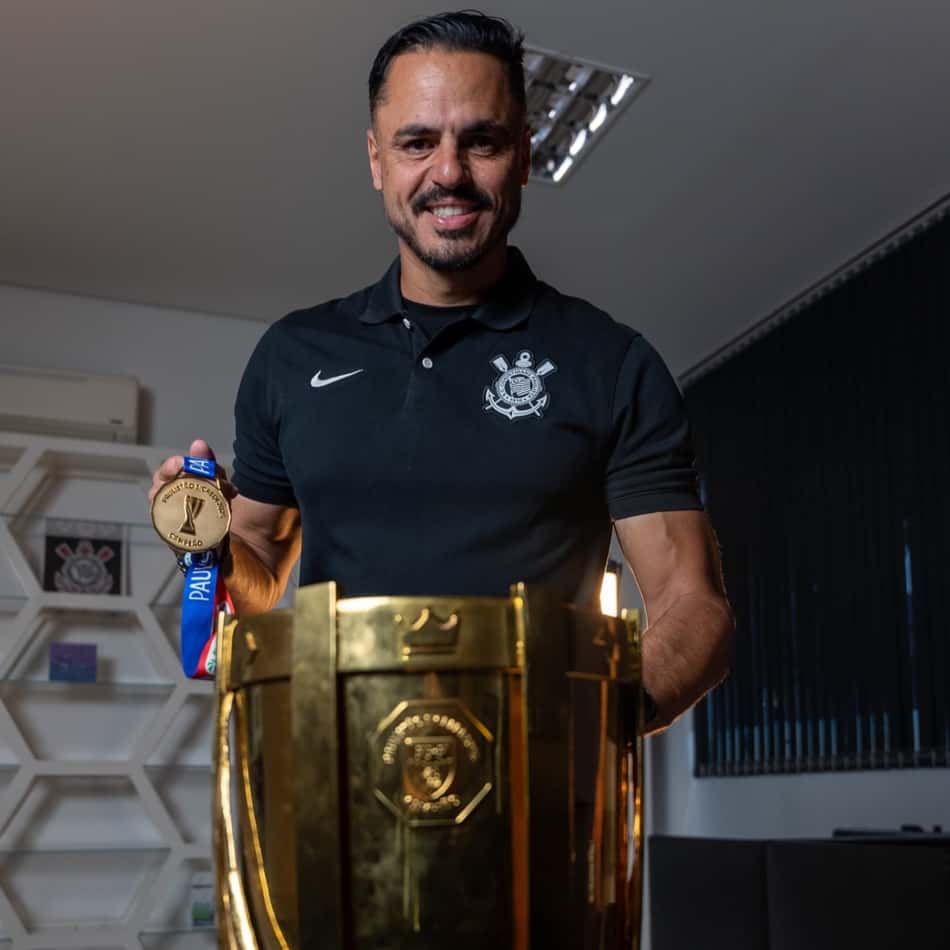 Diego Pereira com taça de campeão