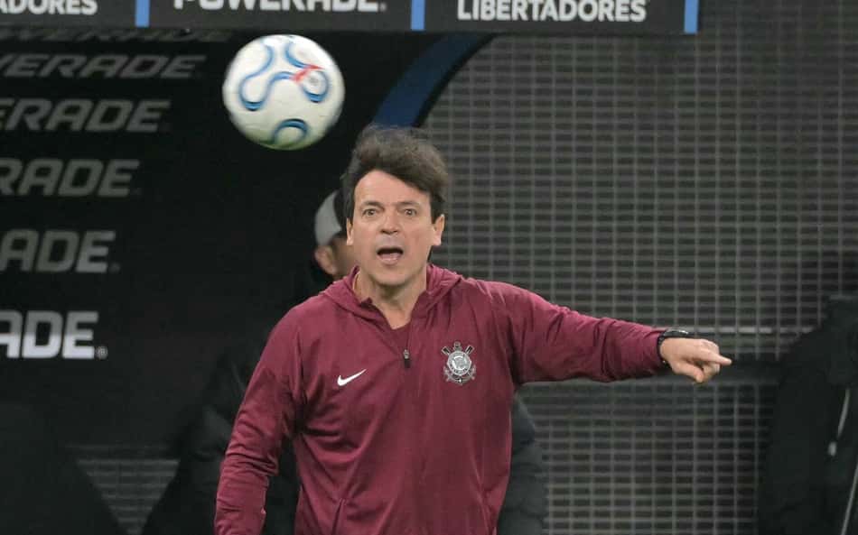 Fernando Diniz durante a partida entre Corinthians x Estudiantes