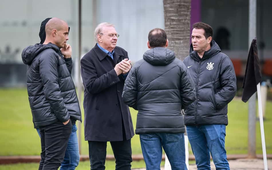 Diretoria do Corinthians durante treinamento