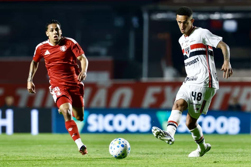 Volante estreou no profissional do São Paulo em fevereiro de 2026 (Foto: Marcello Zambrana/AGIF/Folhapress)