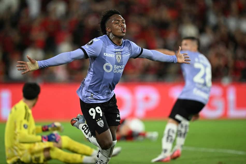 Djorkaeff Reasco comemorando o gol marcado em Flamengo x Del Valle, pela Libertadores
