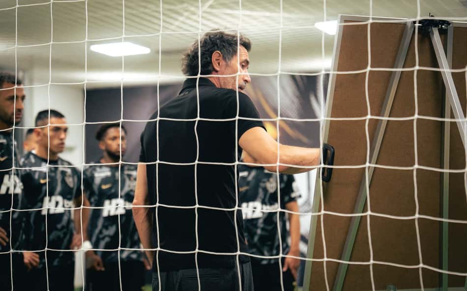Domínguez dando instruções no vestiário do Atlético (Foto: Pedro Souza / Atlético)