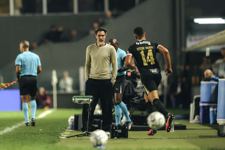 Eduardo Domínguez em Santos x Atlético (Foto: Pedro Souza / Atlético)