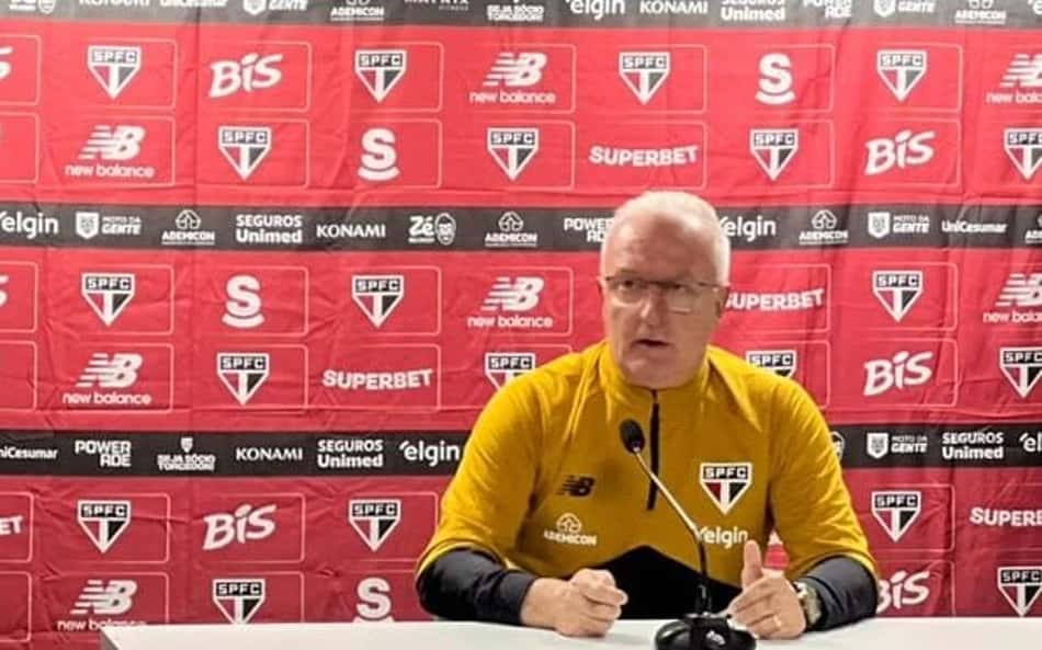 Dorival Júnior durante entrevista coletiva após o clássico contra o Palmeiras.