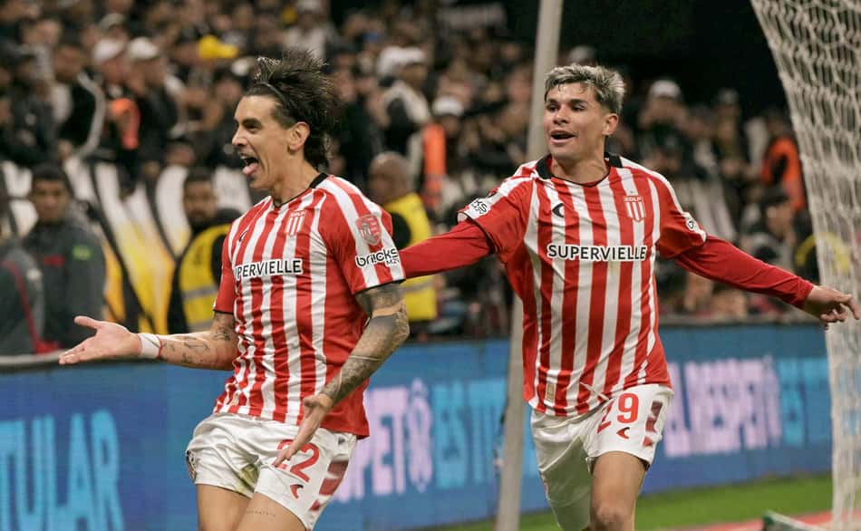 Jogadores do Estudiantes comemorando