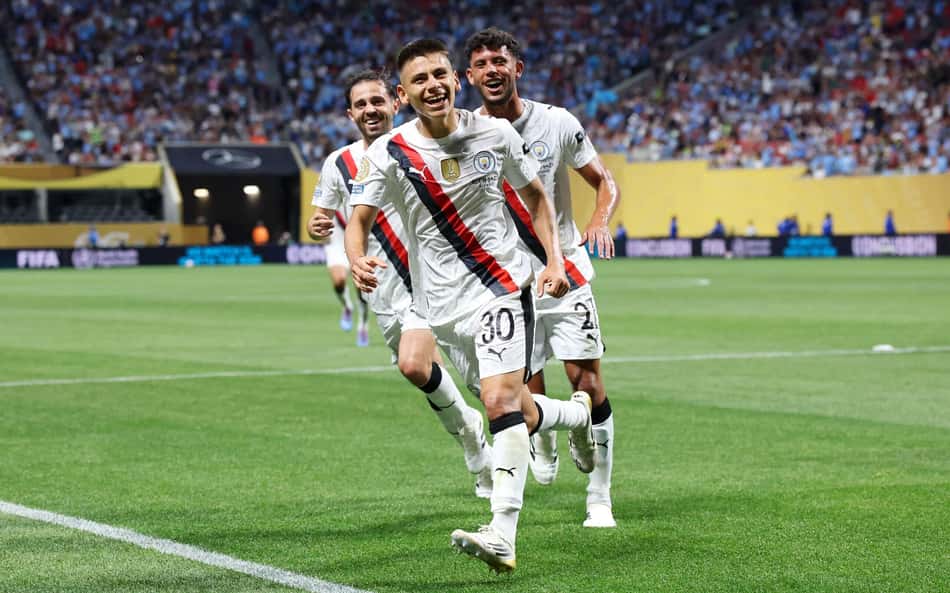 Echeverri comemora gol de falta contra o Al-Ain no Super Mundial de Clubes