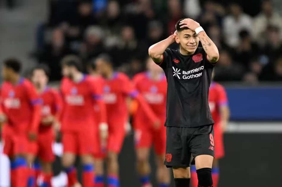 Echeverri reage durante jogo entre Bayer Leverkusen e PSG, pela Champions League