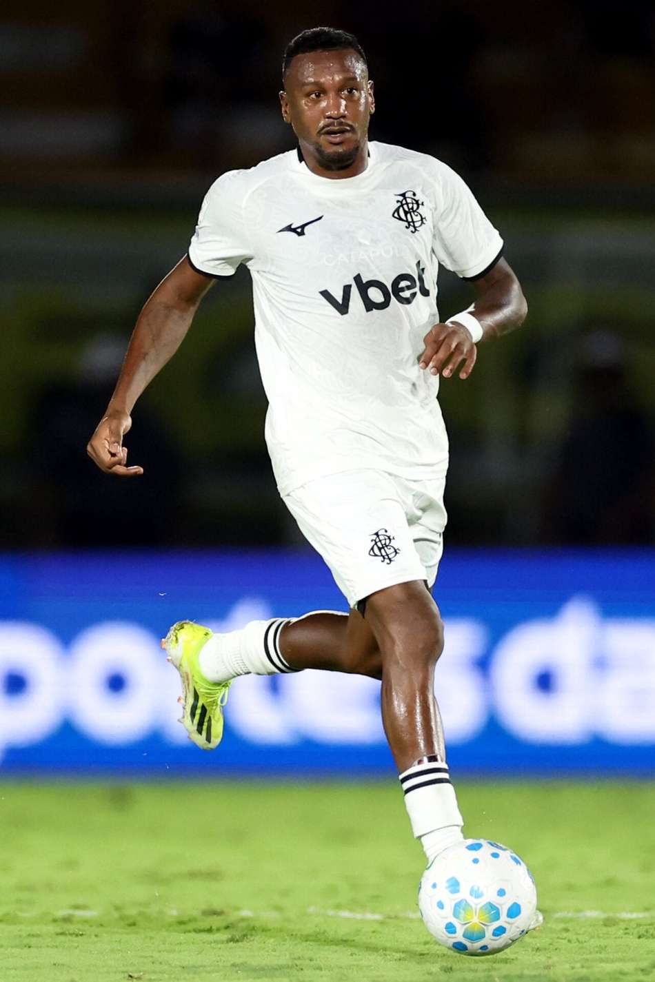 Edenilson em ação pelo Botafogo