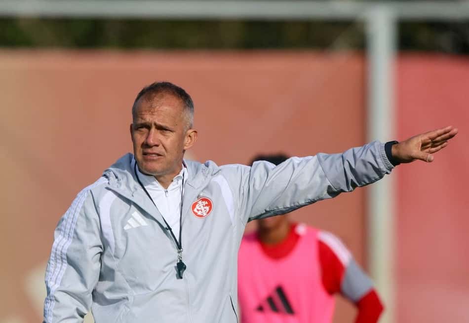 O técnico Eduardo Baptista no primeiro treino no Internacional
