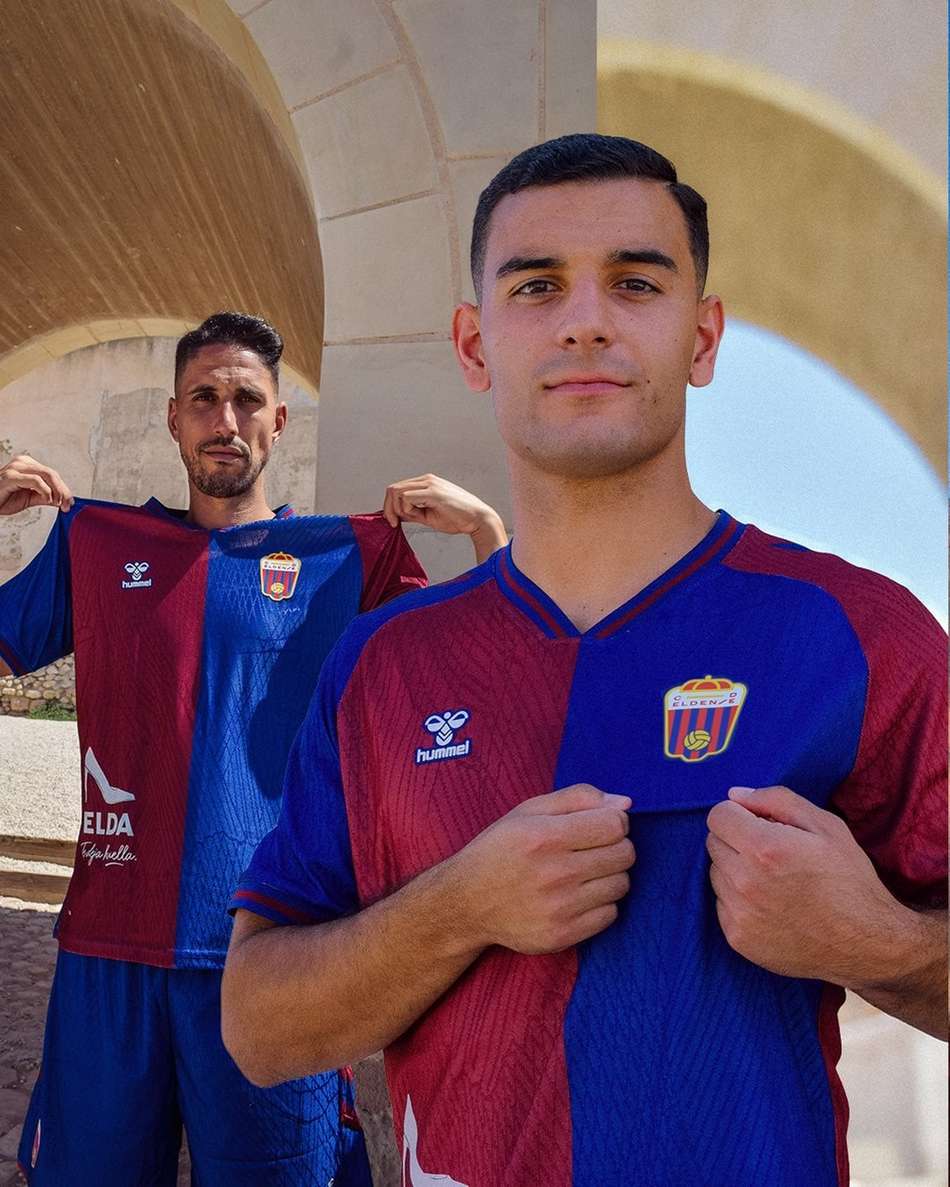 Eldense apresentando seu novo uniforme