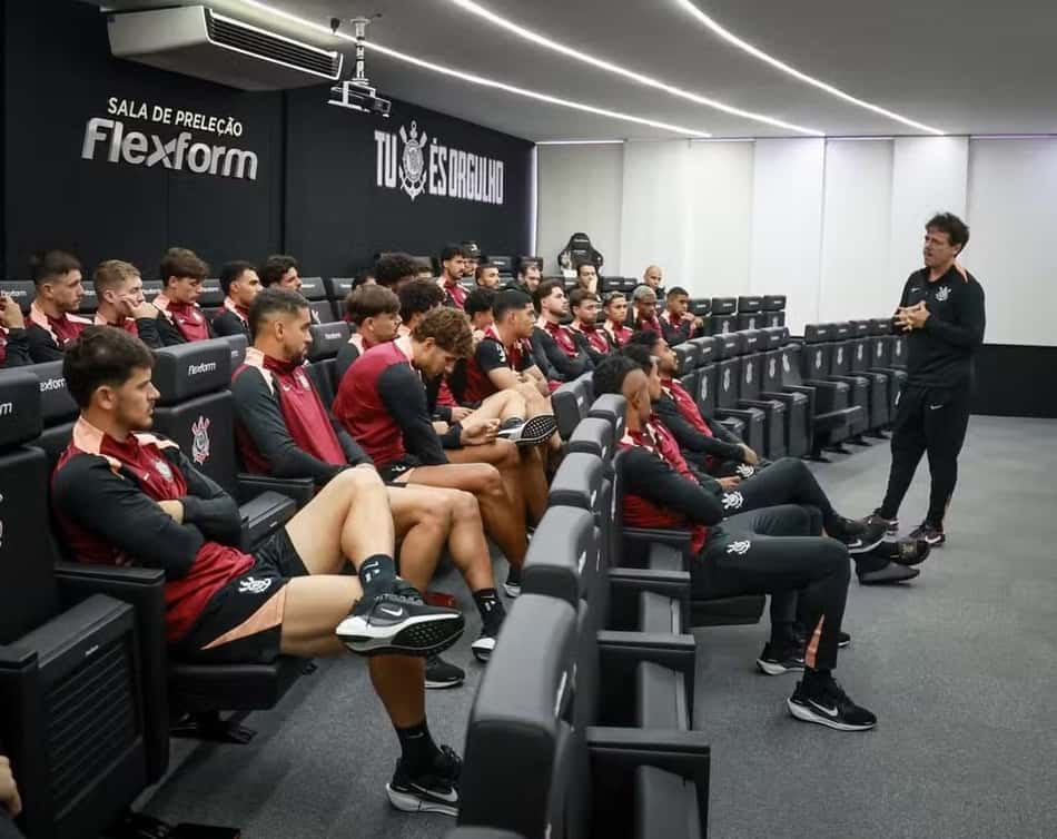 Elenco do time do Corinthians reunido no clube