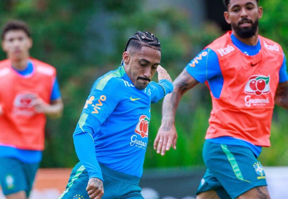 Em ótima fase no Barcelona, Raphinha vai ganhar chance na posição de camisa 9 na Seleção Brasileira