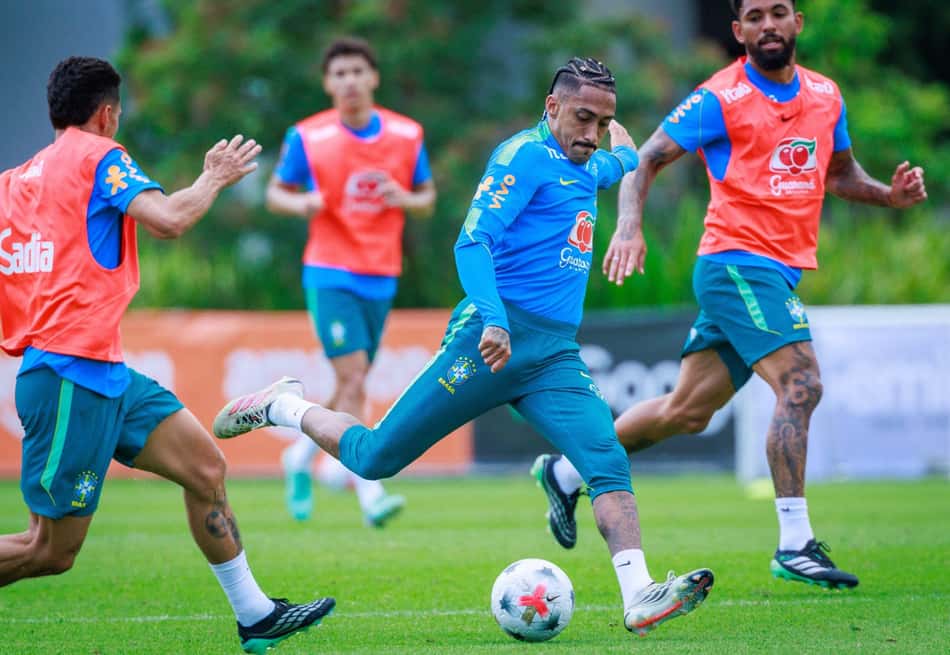 Em ótima fase no Barcelona, Raphinha vai ganhar chance na posição de camisa 9 na Seleção Brasileira