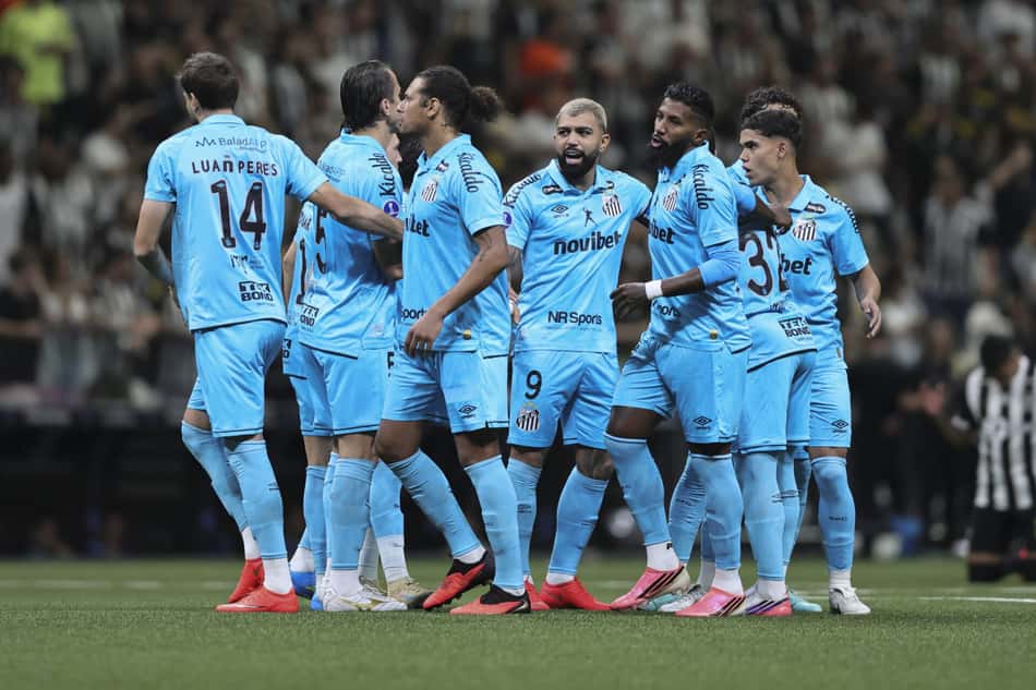 Santos comemora gol (Foto: Gilson Lobo/AGIF/Folhapress)