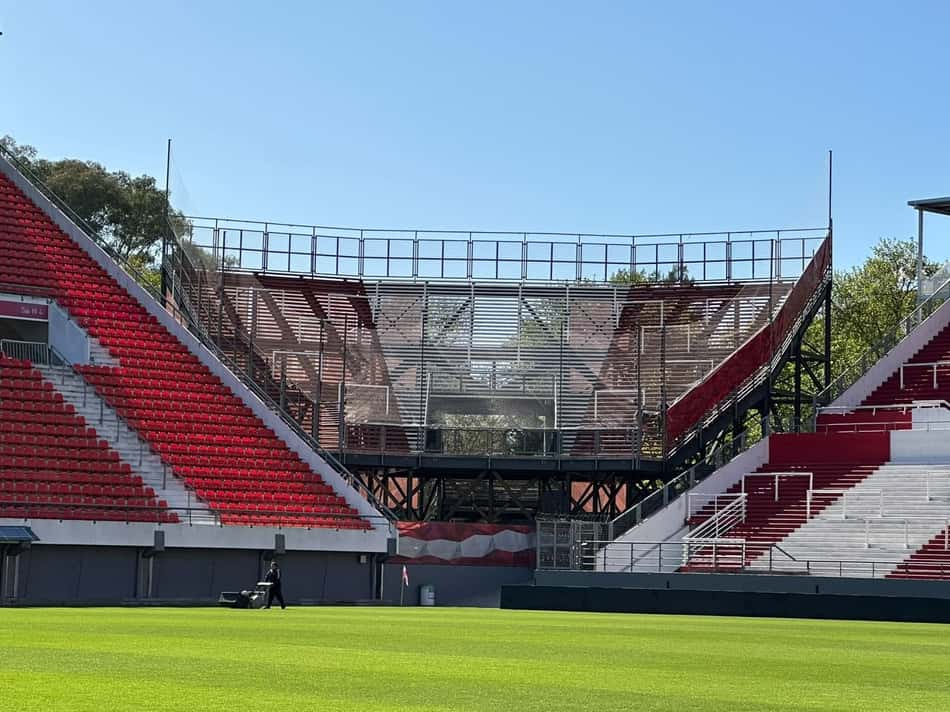 Espaço da torcida visitante no Estádio UNO, em La Plata, na Argentina