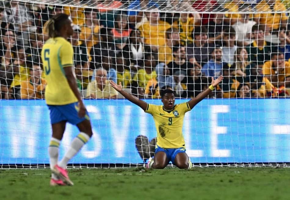 Estêvão reclama com a arbitragem na partida entre Austrália e Brasil
