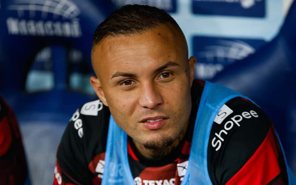 Everton Cebolinha assiste ao jogo entre Flamengo e Mirassol do banco de reservas