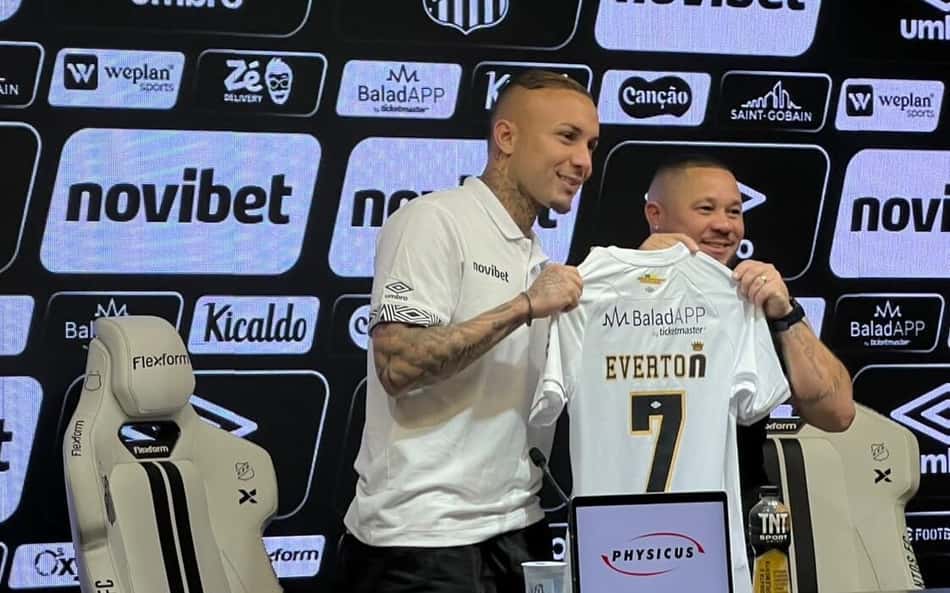 Everton Cebolinha sendo apresentado pelo Santos na Vila Belmiro (Foto: Vinícius Spada/Lance!)