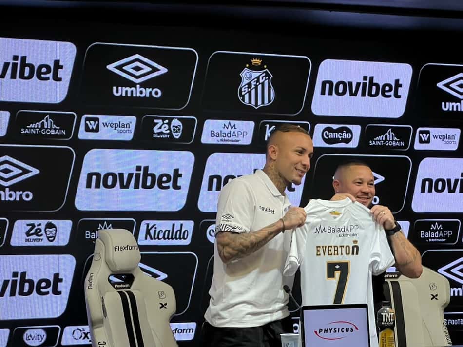 Everton Cebolinha sendo apresentado pelo Santos na Vila Belmiro (Foto: Vinícius Spada/Lance!)