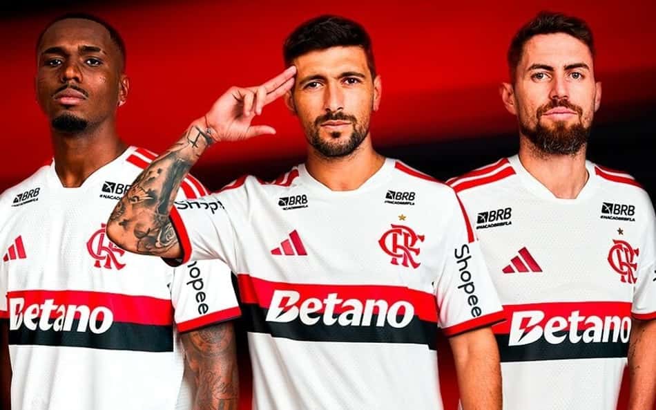 Evertton Araújo, Arrascaeta e Jorginho vestem o novo uniforme (Foto: Divulgação / Adidas)